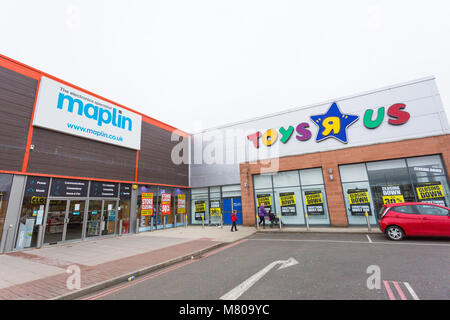 Zwei der speichert die britischen "Hohe Straße" aufgrund zu schließen sind nebeneinander an der Intu Merry Hill Einkaufszentrum, Brierley Hill, in den Midlands. Beide Maplins und Toys R Us sind aufgrund der engen, mit Toys R Us, die verkündet, dass alle 100 seiner Filialen sind mit dem daraus resultierenden Verlust von 3.000 Jobs zu schließen. Stockfoto