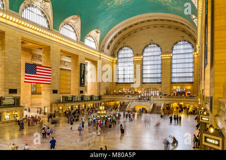 Menschen, die durch die geschäftige Hauptverkehrskonkurses an der Grand Central Station in Manhattan in New York City fahren Stockfoto