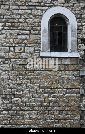 Äußere Steinmauer am alten mittelalterlichen Gebäude Stockfoto