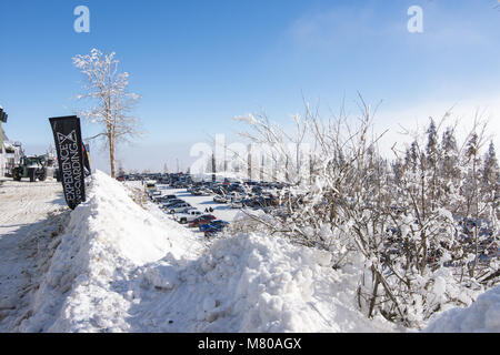 Blick auf den Parkplatz vom Mt. Spokane Lodge. Snowy Mountain Ski Resort. Mt. Spokane. Stockfoto