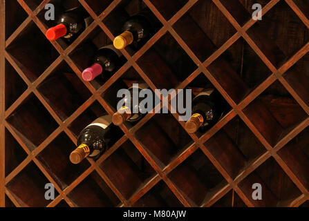 Detail Wenn aus Holz Weinregal mit mehreren Flaschen Stockfoto