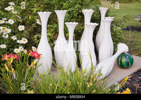 Bowling Pins und Kugel in einem gepflegten Wohngebiet Garten im Sommer. Stockfoto