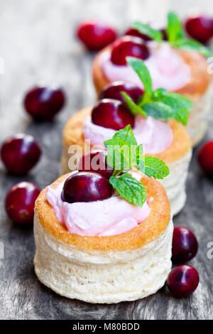 Blätterteig gefüllt mit fruchtiger weichen Frischkäse und Cranberry auf hölzernen Hintergrund Stockfoto