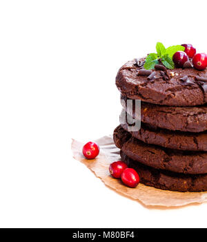 Stapel von dunkler Schokolade Cookies mit Cranberry auf weißem Hintergrund Stockfoto