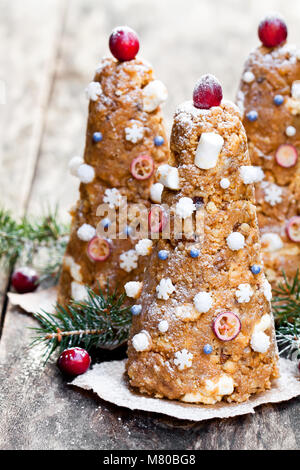 Weihnachtsbaum Cookies auf rustikalen Holzmöbeln Hintergrund Stockfoto