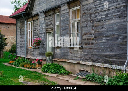 Cesis, Lettland. August 24, 2017. Alten Holzhaus Fassade Stockfoto