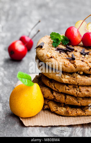 Stapel von oat Cookies mit Quitten und wilde Äpfel auf Holz- Hintergrund Stockfoto