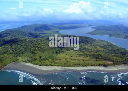 Luftaufnahme des rivermouth auf der Isla Violine Humedal Nacional Terraba Sierpe in der Provinz Puntarenas, Costa Rica Stockfoto