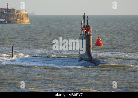 Die Marine der Vereinigten Staaten Virginia Kategorie Angriffs-U-Boot, die USS New Hampshire (SSN778) Ankunft in Portsmouth, Großbritannien für einen Höflichkeitsbesuch auf 22/2/14. Stockfoto