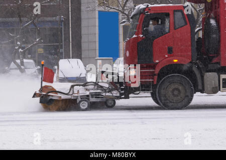 Schnee Reinigung in der Stadt. Spezielle Maschine. Stockfoto