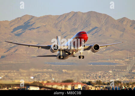 Norwegian Air Flugzeug abheben vom Las Vegas McCarran International Airport, die mit der Sierra Nevada im Hintergrund. Stockfoto