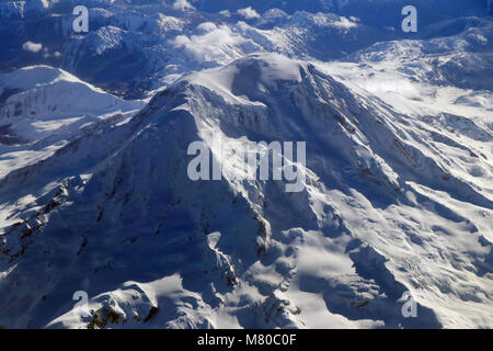 Luftaufnahme der schneebedeckten Gipfel der stratovulkan Mount Rainier im Staat Washington, USA. Stockfoto