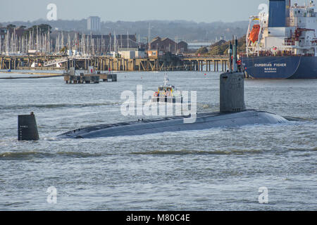 Die Marine der Vereinigten Staaten Virginia Kategorie Angriffs-U-Boot, die USS New Hampshire (SSN778) Ankunft in Portsmouth, Großbritannien für einen Höflichkeitsbesuch auf 22/2/14. Stockfoto