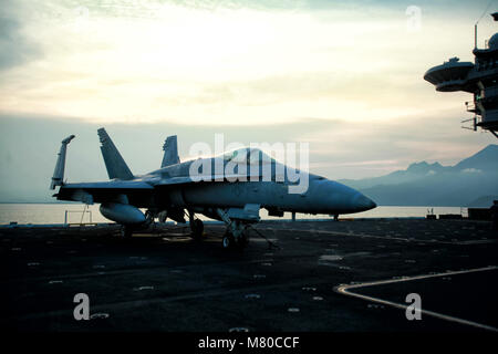 Kampfjets F/A-18E/F Super Hornet auf dem Träger USS Carl Vinson Stockfoto