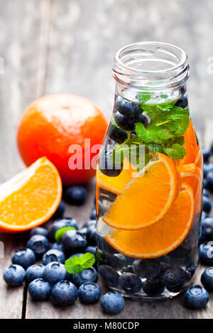 Detox organic Blueberry und orange Drink auf Holz- Hintergrund Stockfoto