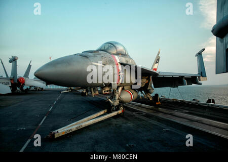 Kampfjets F/A-18E/F Super Hornet auf dem Träger USS Carl Vinson Stockfoto