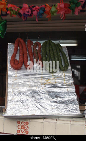 Grüne und rote Chorizo in einem mexikanischen Storefront verkauft Stockfoto