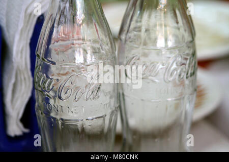 Zwei kleine Cola Flaschen Seite an Seite Stockfoto