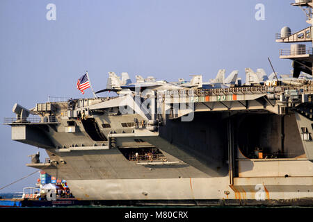 Kampfjets F/A-18E/F Super Hornet auf dem Träger USS Carl Vinson Stockfoto