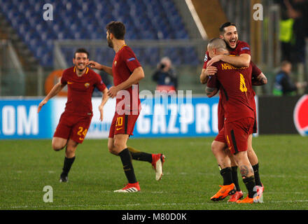 Roma Spieler, von links, Alessandro Florenzi, Federico Fazio, Kostas Manolas und Radja Nainggolan Feiern am Ende der Uefa Champions League Runde 16 zweite Bein Fußball Match zwischen Roma und Shakhtar Donetsk im Olympiastadion. Roma gewann 1:0 im Viertelfinale zu verbinden. (Foto von Riccardo De Luca/Pacific Press) Stockfoto