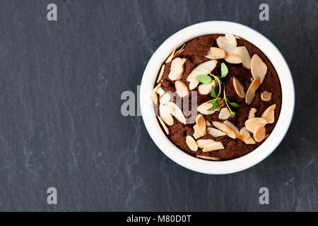 Köstliche hausgemachte Schokolade Muffins Kuchen in kleinen Topf. Ansicht von oben. Stockfoto