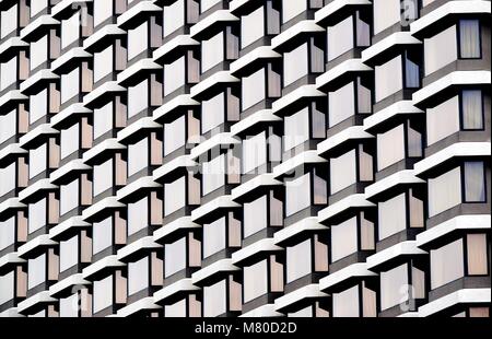 Bold geometrische Muster und architektonisches Detail auf der Glasfassade eines modernen Bürogebäudes in Singapur als abstrakt Hintergrund Stockfoto