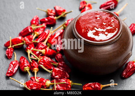 Hot Sauce aus Chili Paprika und Tomaten Stockfoto