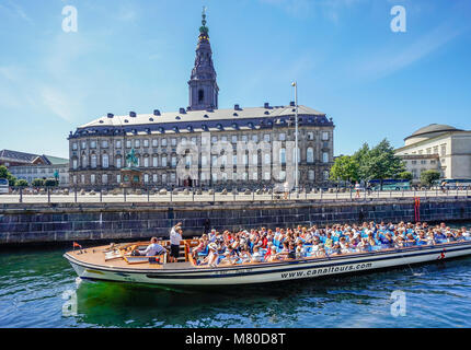 Dänemark, Seeland, Kopenhagen, tour Boot auf Slotholmens Kanal vorbei Christianborg Palast, Sitz der Folketinget, das dänische Parlament Stockfoto