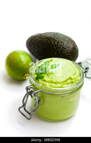 Mexikanische Soße guacamole in einem Glas isoliert auf weißem Stockfoto