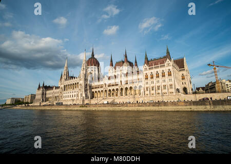 Ungarisches Parlament Gebäude, wie das Parlament in Budapest bekannt. Es liegt in Lajos Kossuth tér, am Ufer der Donau. Stockfoto