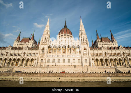 Ungarisches Parlament Gebäude, wie das Parlament in Budapest bekannt. Es liegt in Lajos Kossuth tér, am Ufer der Donau. Stockfoto