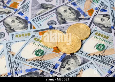 Golden Bitcoins auf Amerikanische Dollar Stockfoto