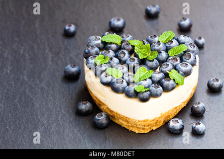 Valentines Tag Dessert. Herzförmige Käsekuchen mit Heidelbeeren. Stockfoto