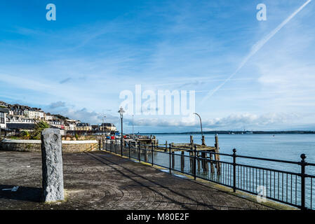 Cobh, Irland - 9 November, 2017: Hafen und der Promenade von Cobh ein sonniger Morgen. Cobh ist eine malerische Stadt in der Nähe von Cork in Irland Stockfoto