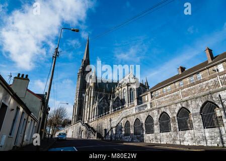 Cobh, Irland - 9 November, 2017: Low Angle View St. Colman Kathedrale in Cobn ein sonniger Tag. Stockfoto