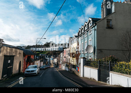 Cobh, Irland - 9 November, 2017: malerischen Ausblick auf die Straße von kleinen irische Küstenstadt. Stockfoto