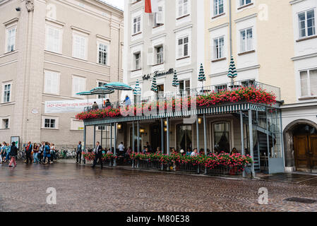 Salzburg, Österreich - August 6, 2017: Alter Markt. Malerische Stadtbild Cafe in der Altstadt von Salzburg ein Regentag Stockfoto