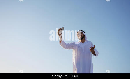 Portrait von arabischen Scheich Mann mit Gadget, kommuniziert in Stockfoto