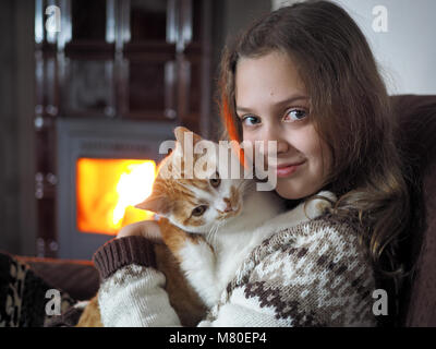 Innen- schuss junges Mädchen mit Katze Stockfoto