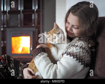 Innen- schuss junges Mädchen mit Katze Stockfoto