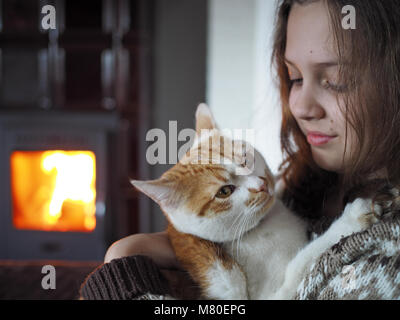 Innen- schuss junges Mädchen mit Katze Stockfoto