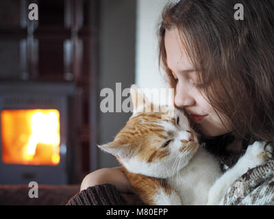 Innen- schuss junges Mädchen mit Katze Stockfoto