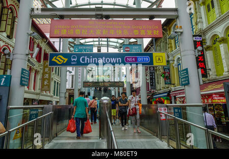 Singapur - Feb 8, 2018. Menschen zur Chinatown MRT Station in Singapur kommen. Stockfoto