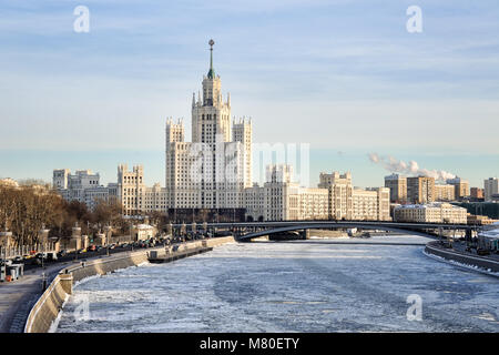 Kotelnicheskaya Damm Gebäude und gefrorenen Fluss Moskwa Stockfoto