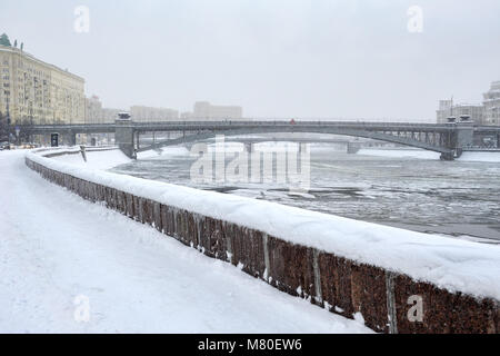 = Smolenskaya Embankment in starker Schneefall = Übersicht Smolenskaya Embankment und den stählernen Bogen smolensky U-Brücke überspannt den eisigen Moskva Riv Stockfoto