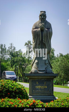 Singapur - Feb 8, 2018. Konfuzius Statue im Chinesischen Garten in Singapur. Konfuzius war ein einflussreicher Chinesischer Philosoph, Lehrer und politischen Figu Stockfoto