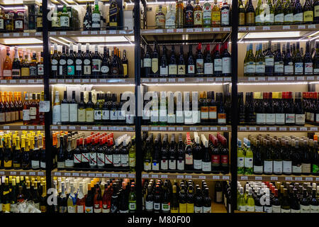 Singapur - Feb 8, 2018. Regale mit Sorten, Arten von Flaschen Wein im Supermarkt im Orchard Viertel, Singapur. Stockfoto