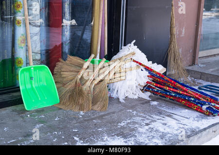 Besen für mop Schaufeln auf dem Markt Stockfoto