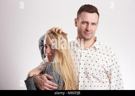 Junge moderne Paar in Studio isoliert. Brünett Mann und die blonde Frau Stockfoto