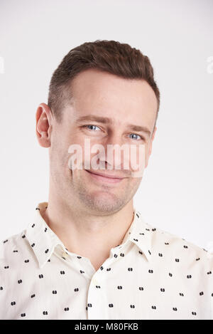 Portrait von stolzen jungen Mann auf weißem Hintergrund Stockfoto